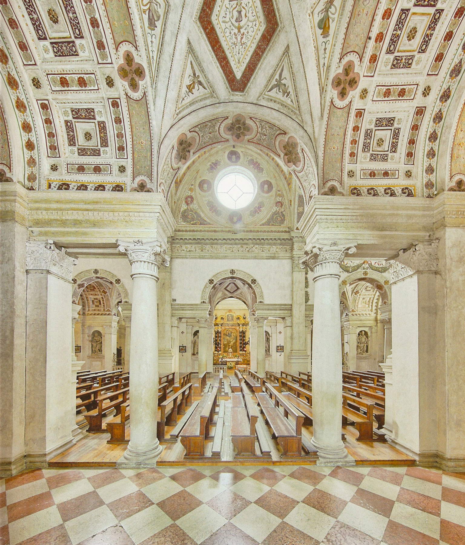 L'interno della chiesa abbaziale del monastero di Polirone

