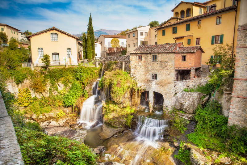 Loro Ciuffenna: im Valdarno zwischen Hügeln mit romanischen Kirchen Loro Ciuffenna: im Valdarno zwischen Hügeln mit romanischen Kirchen