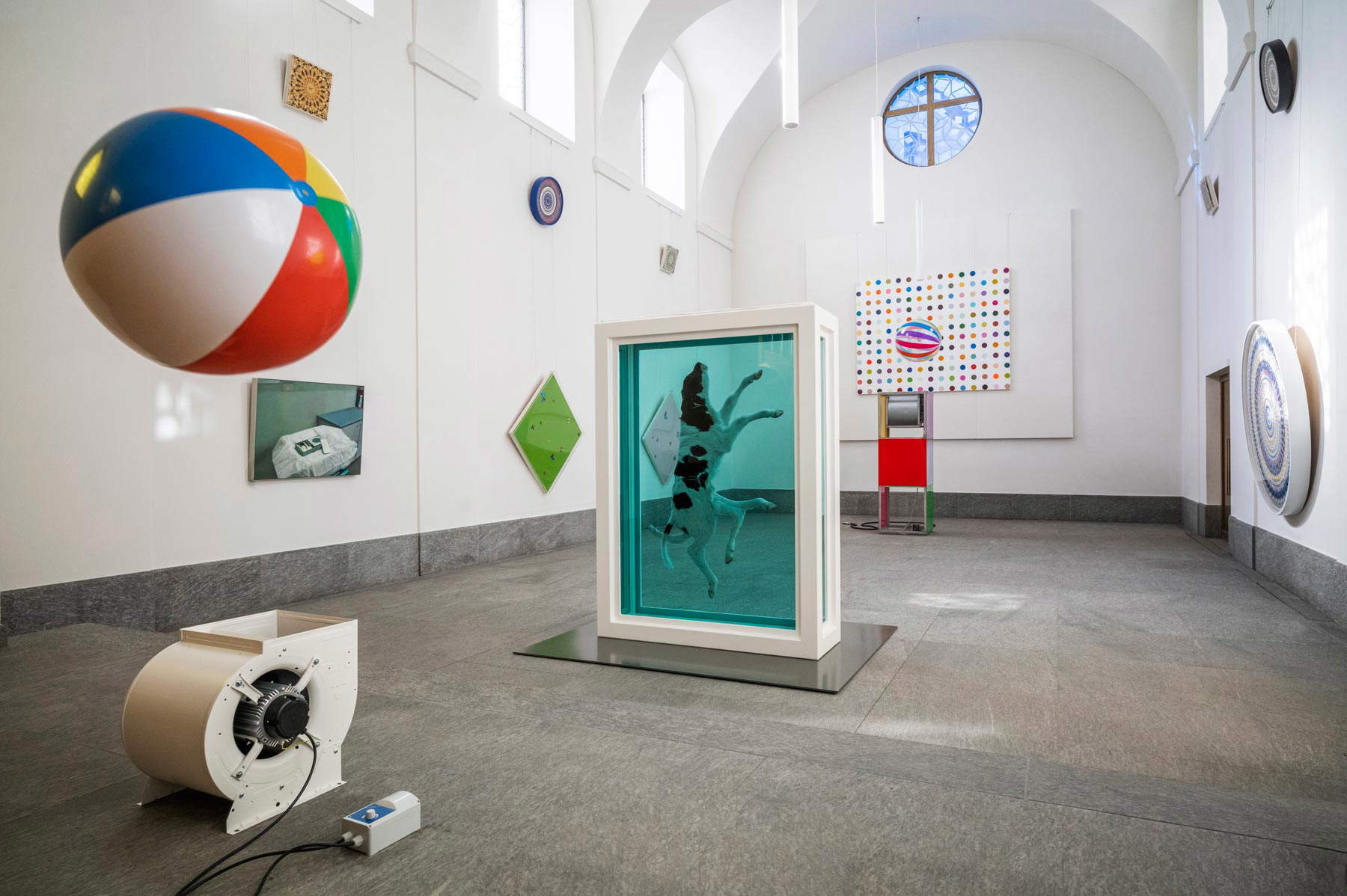 Veduta della mostra Mental Escapology (Sankt Moritz, Forum Paracelsus, 2021). Foto di Felix Friedmann. ©Damien Hirst and Science Ltd. Tutti i diritti riservati, DACS 2021
Veduta della mostra Mental Escapology (Sankt Moritz, Forum Paracelsus, 2021). Foto di Felix Friedmann. ©Damien Hirst and Science Ltd. Tutti i diritti riservati, DACS 2021