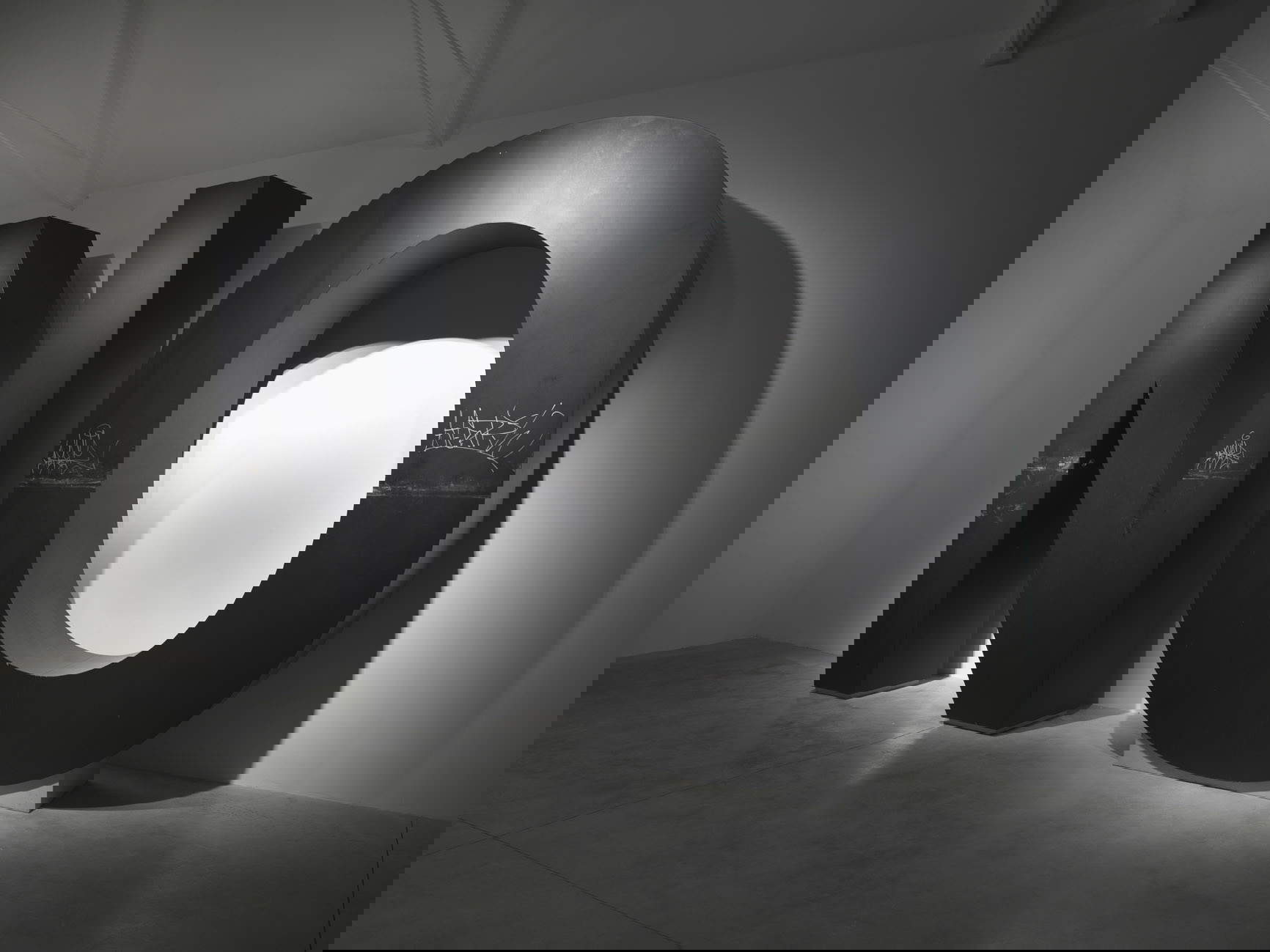 Santiago Sierra, No (2009; legno dipinto, 264 x 470 x 225 cm)
